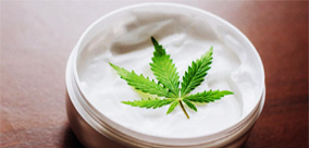 CZY CBD MOŻE NAPRAWDĘ DZIAŁAĆ NA ŁUSZCZYCĘ?